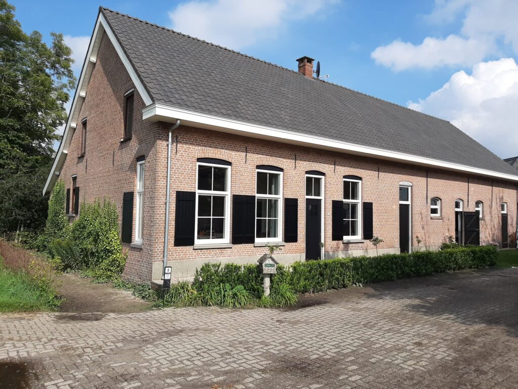 aluminium-raamluiken-ventinella-boerenluiken-klampen-zwart-holland-schuur