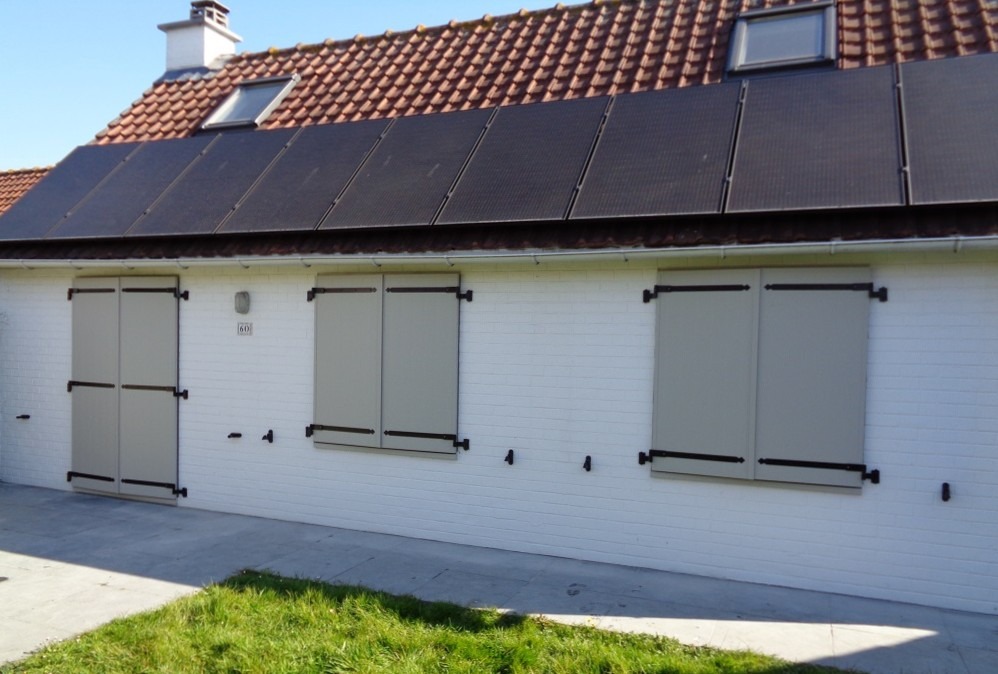 aluminium-raamluiken-ventinella-model-8-boerenluiken-grijs-huis-gesloten
