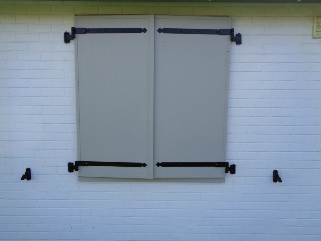 aluminium-raamluiken-ventinella-model-8-boerenluiken-grijs-vooraanzicht-gesloten