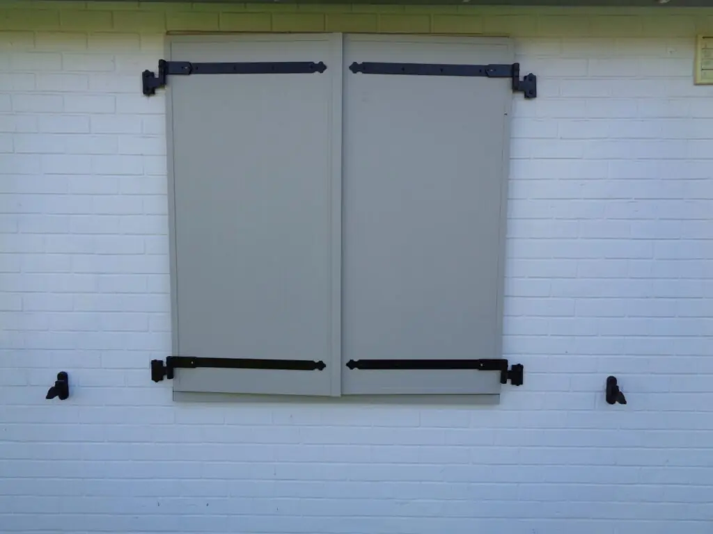 aluminium-raamluiken-ventinella-model-8-boerenluiken-grijs-vooraanzicht-gesloten