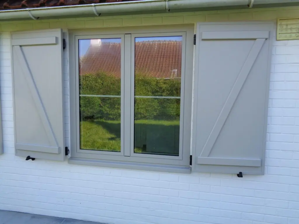 aluminium-raamluiken-ventinella-model-8-boerenluiken-grijs-vooraanzicht-open