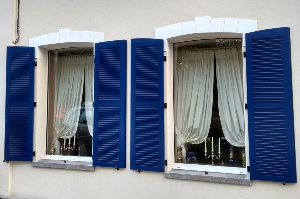 aluminium-raamluiken-ventinella-open-louvre-lamellen-boogluik-valse-center-blauw