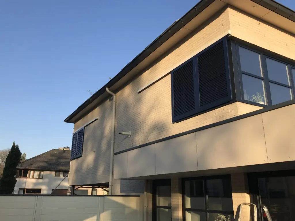 aluminium-raamluiken-ventinella-open-louvre-lamellen-schuifsysteem-zwart