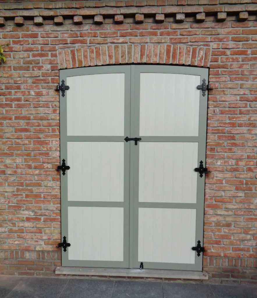 aluminium-raamluiken-ventinella-planchetten-boogluik-grijs-wit-vooraanzicht-gesloten