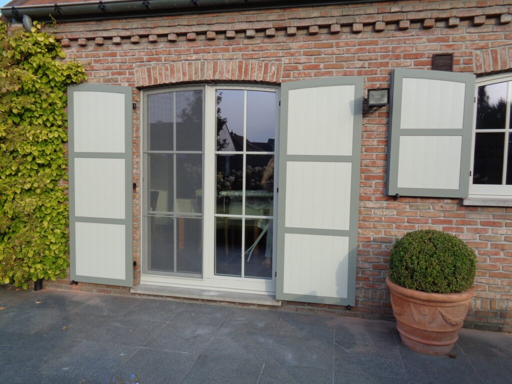 aluminium-raamluiken-ventinella-planchetten-boogluik-grijs-wit-vooraanzicht-huis