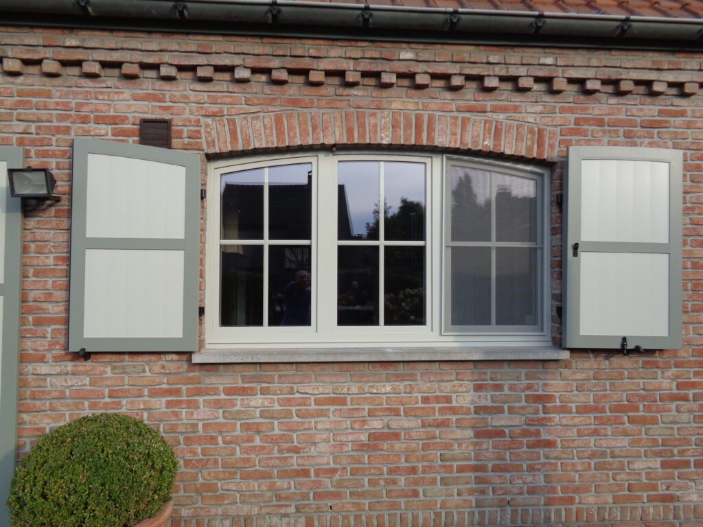 aluminium-raamluiken-ventinella-planchetten-boogluik-grijs-wit-vooraanzicht-open