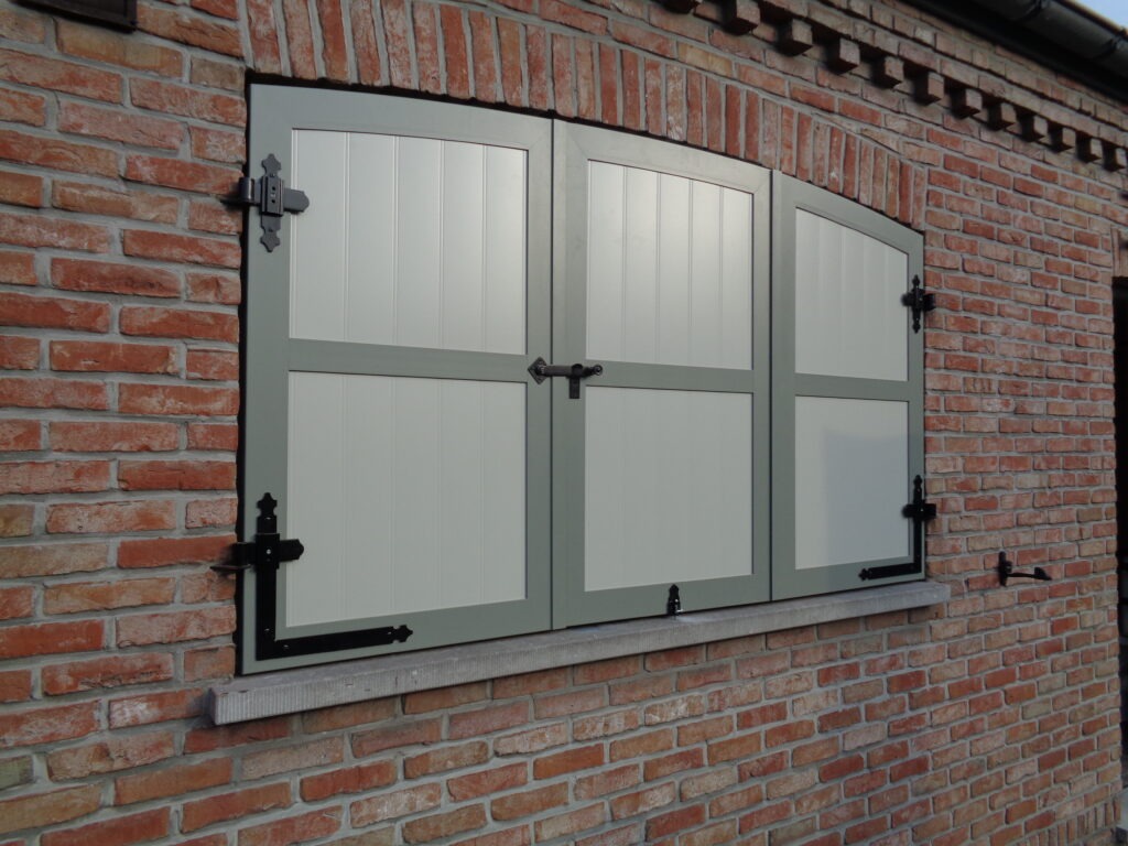 aluminium-raamluiken-ventinella-planchetten-boogluik-vouwluik-grijs-wit-gesloten