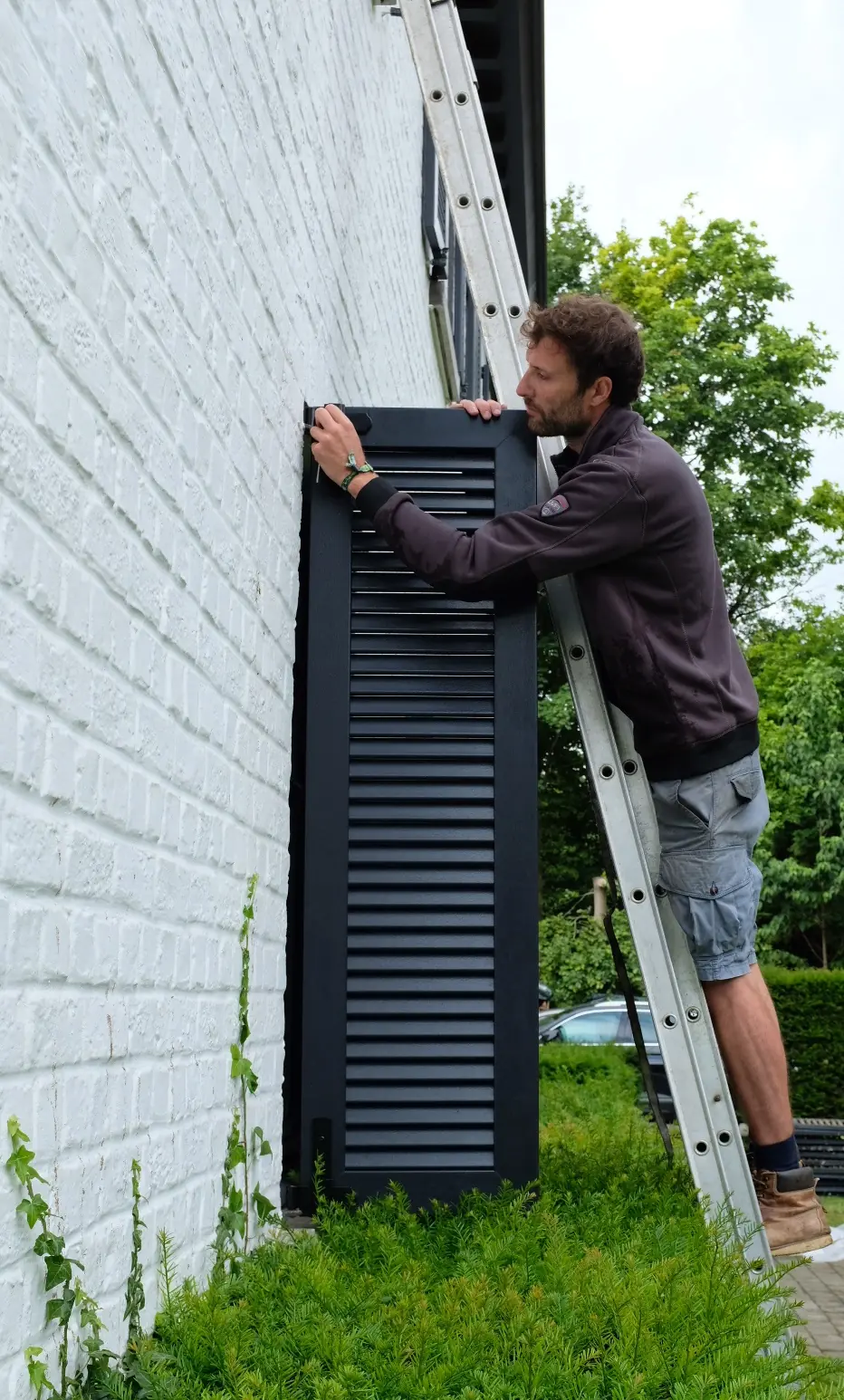 Installateur van Ventinella plaatst een functioneel PVC raamluik – professionele montage en plaatsingsservice voor raamluiken.