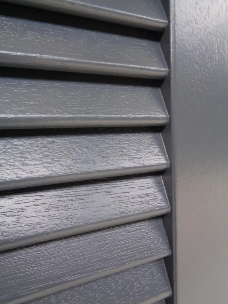 houten-raamluiken-model-1-open-louvre-luikbeslag-antraciet-detail