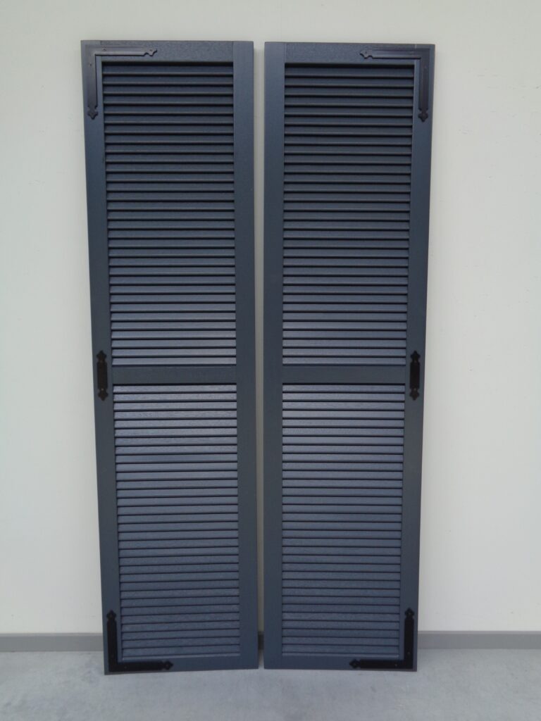 houten-raamluiken-model-1-open-louvre-luikbeslag-antraciet-vooraanzicht