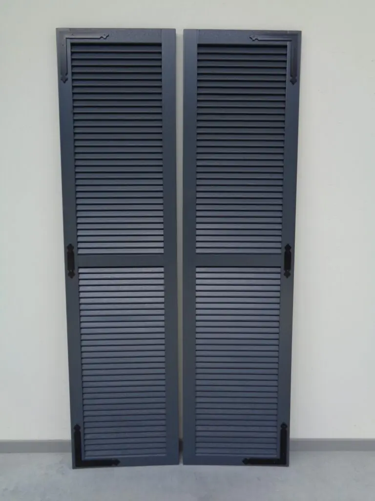 houten-raamluiken-model-1-open-louvre-luikbeslag-antraciet-vooraanzicht