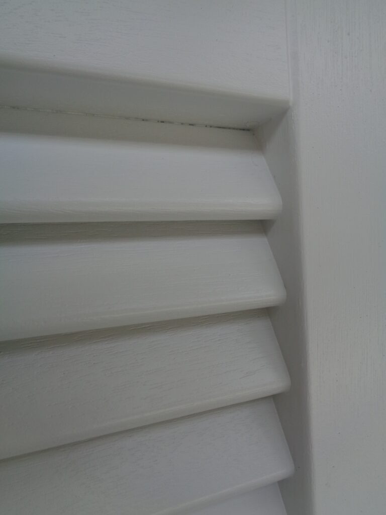 houten-raamluiken-model-1-open-louvre-luikbeslag-wit-detail