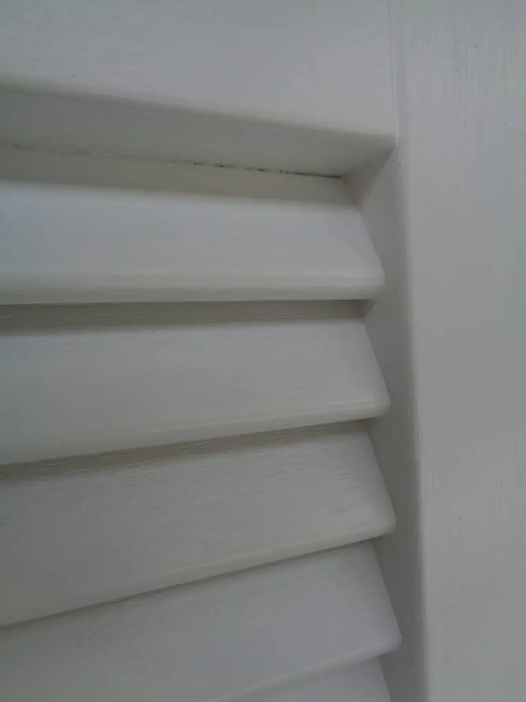 houten-raamluiken-model-1-open-louvre-luikbeslag-wit-detail