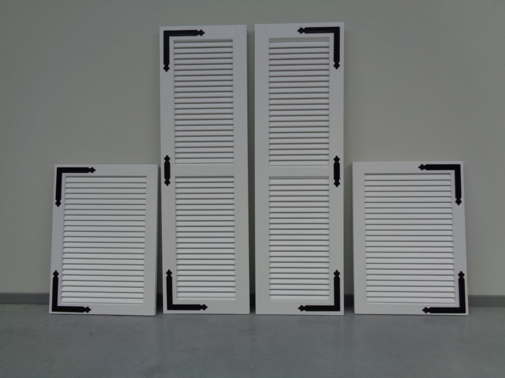 houten-raamluiken-model-1-open-louvre-luikbeslag-wit-overzicht