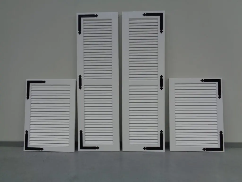 houten-raamluiken-model-1-open-louvre-luikbeslag-wit-overzicht