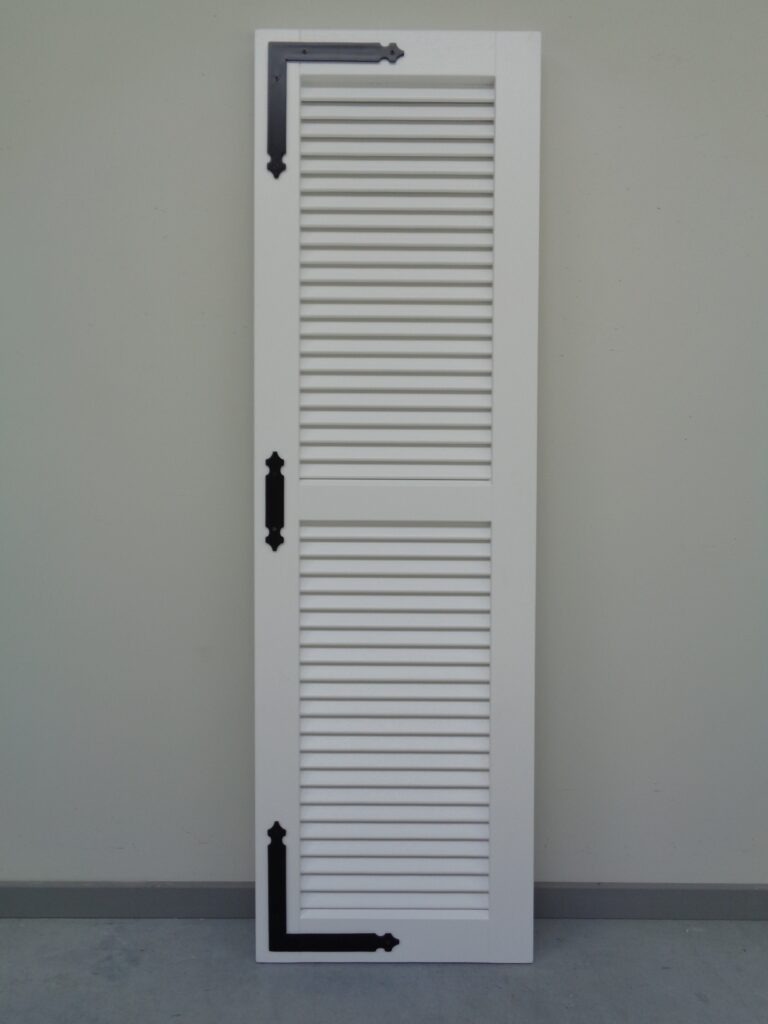 houten-raamluiken-model-1-open-louvre-luikbeslag-wit-vooraanzicht