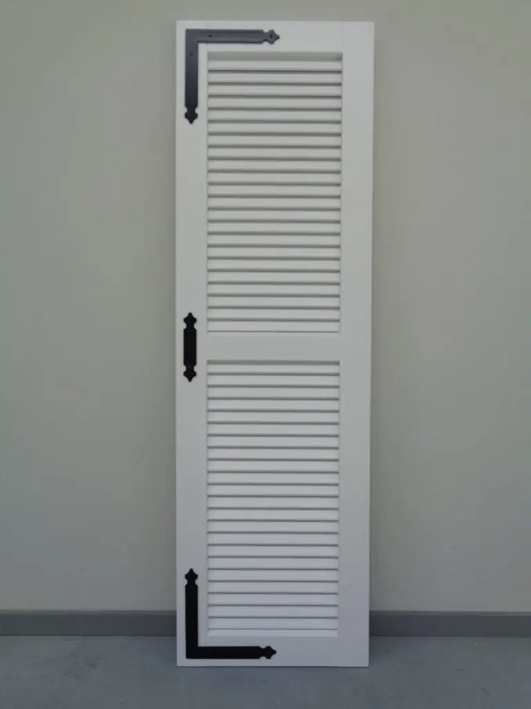 houten-raamluiken-model-1-open-louvre-luikbeslag-wit-vooraanzicht