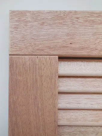 houten-raamluiken-model-1-open-louvre-meranti-natuurhout-detail