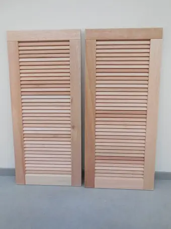 houten-raamluiken-model-1-open-louvre-meranti-natuurhout-overzicht