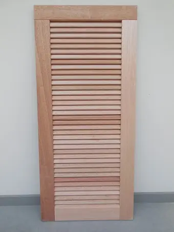 houten-raamluiken-model-1-open-louvre-meranti-natuurhout-vooraanzicht