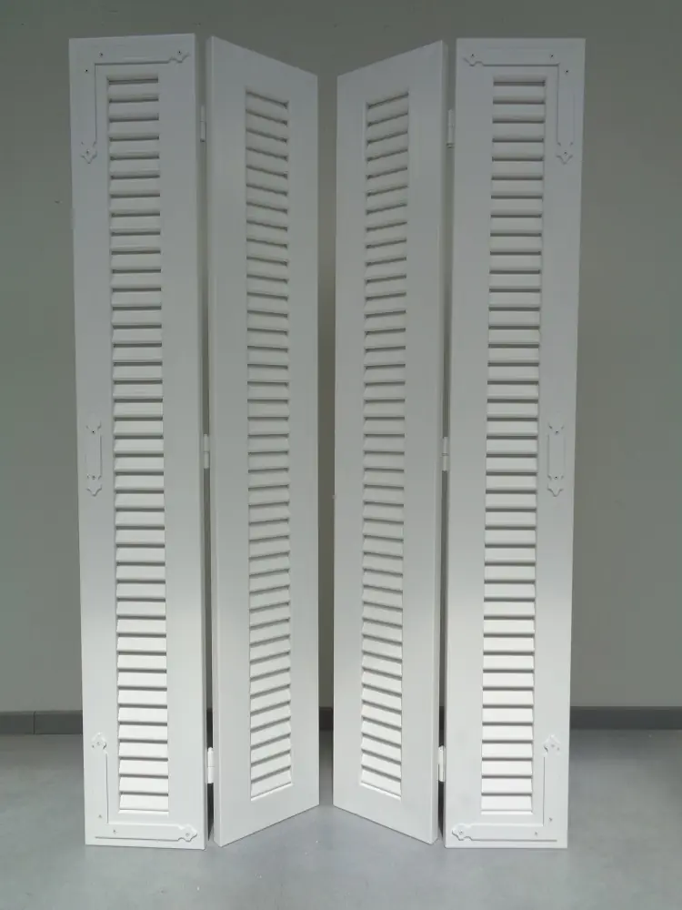 houten-raamluiken-model-1-open-louvre-vouwluiken-luikbelsag-wit-overzicht