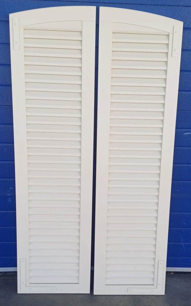 houten-raamluiken-model-12-boogluik-segmentboog-gesloten-louvre-wit-vooraanzicht