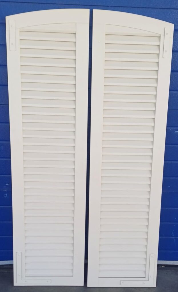 houten-raamluiken-model-2-gesloten-louvre-boogluik-wit-vooraanzicht