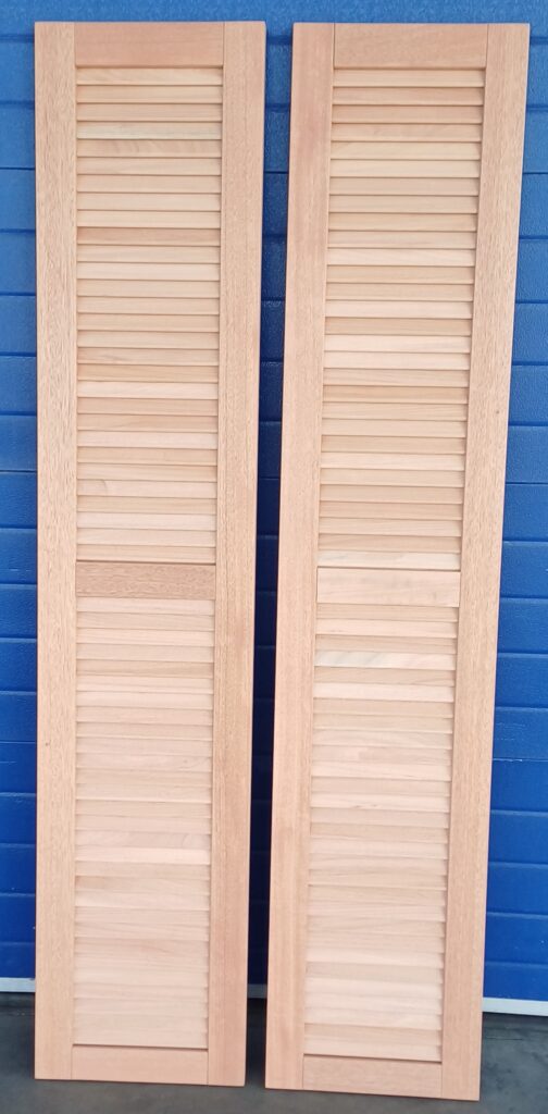 houten-raamluiken-model-2-gesloten-louvre-meranti-den-ongelakt-natuurhout