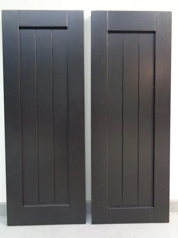 houten-raamluiken-model-3-planchetten-meranti-den-bruin-vooraanzicht