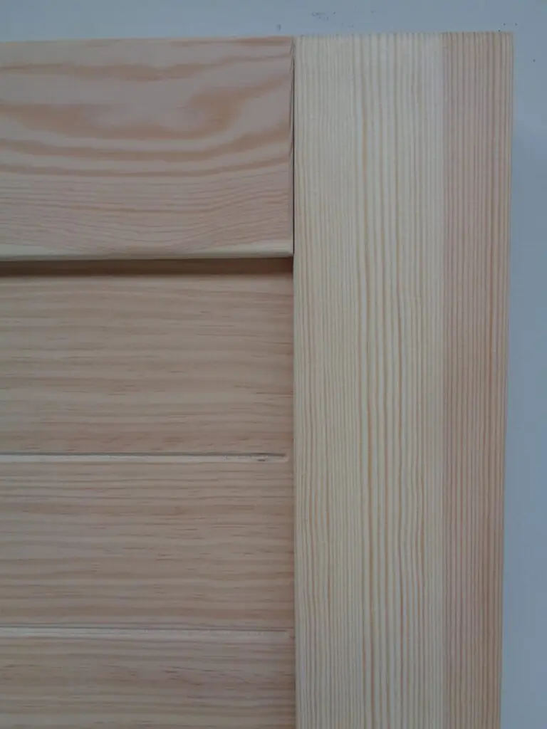 houten-raamluiken-model-3-planchetten-meranti-den-ongelakt-detail