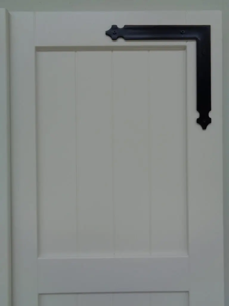 houten-raamluiken-model-3-planchetten-meranti-den-wit-detail