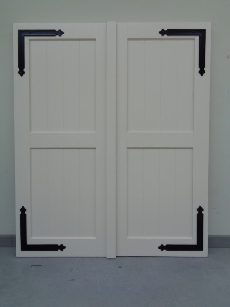 houten-raamluiken-model-3-planchetten-meranti-den-wit-vooraanzicht