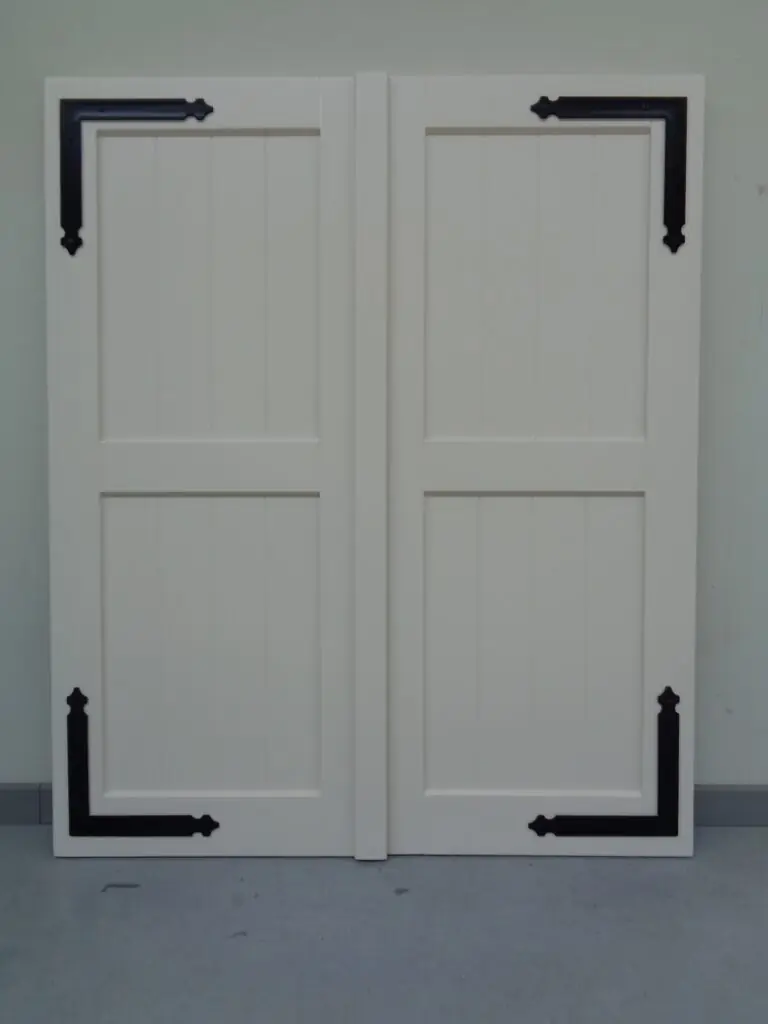 houten-raamluiken-model-3-planchetten-meranti-den-wit-vooraanzicht