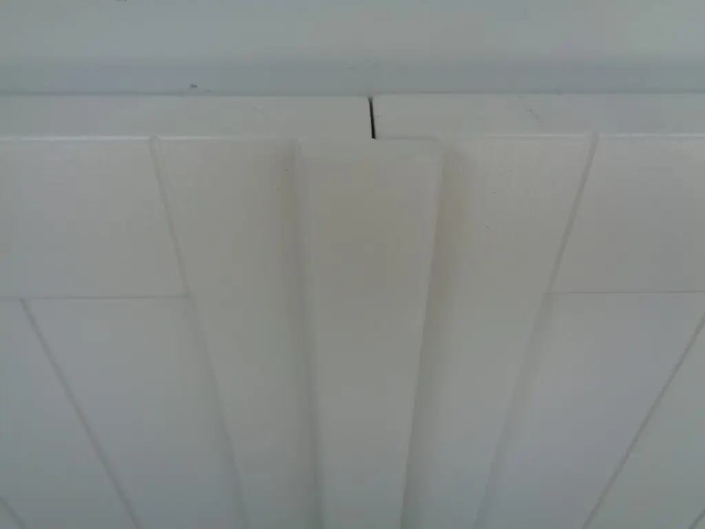 houten-raamluiken-model-3-planchetten-wit-detail-slaglat