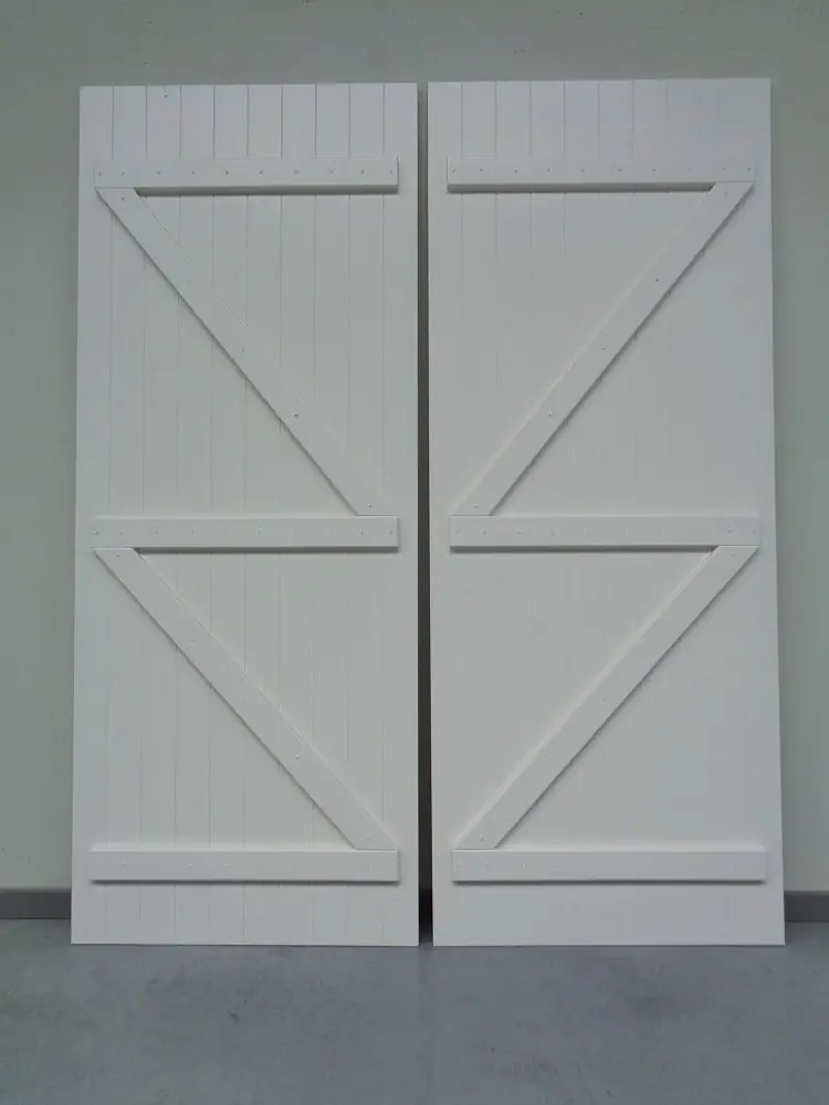 houten-raamluiken-model-8-boerenluiken-sierlijsten-klampen-wit-vooraanzicht