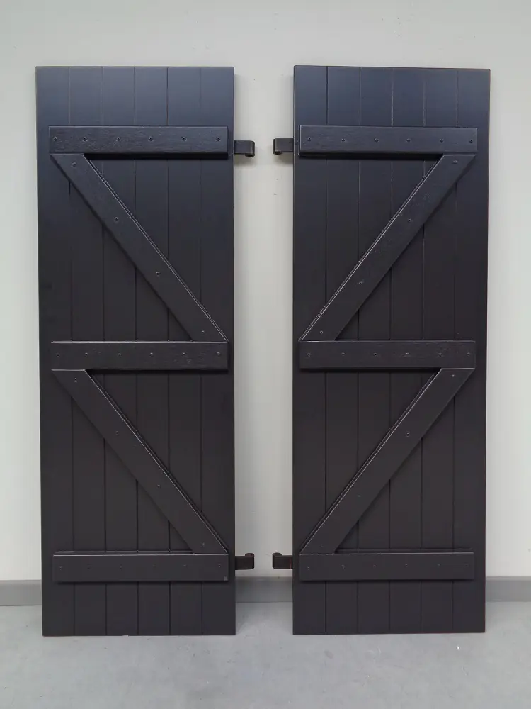 houten-raamluiken-model-8-boerenluiken-sierlijsten-klampen-zwart-vooraanzicht