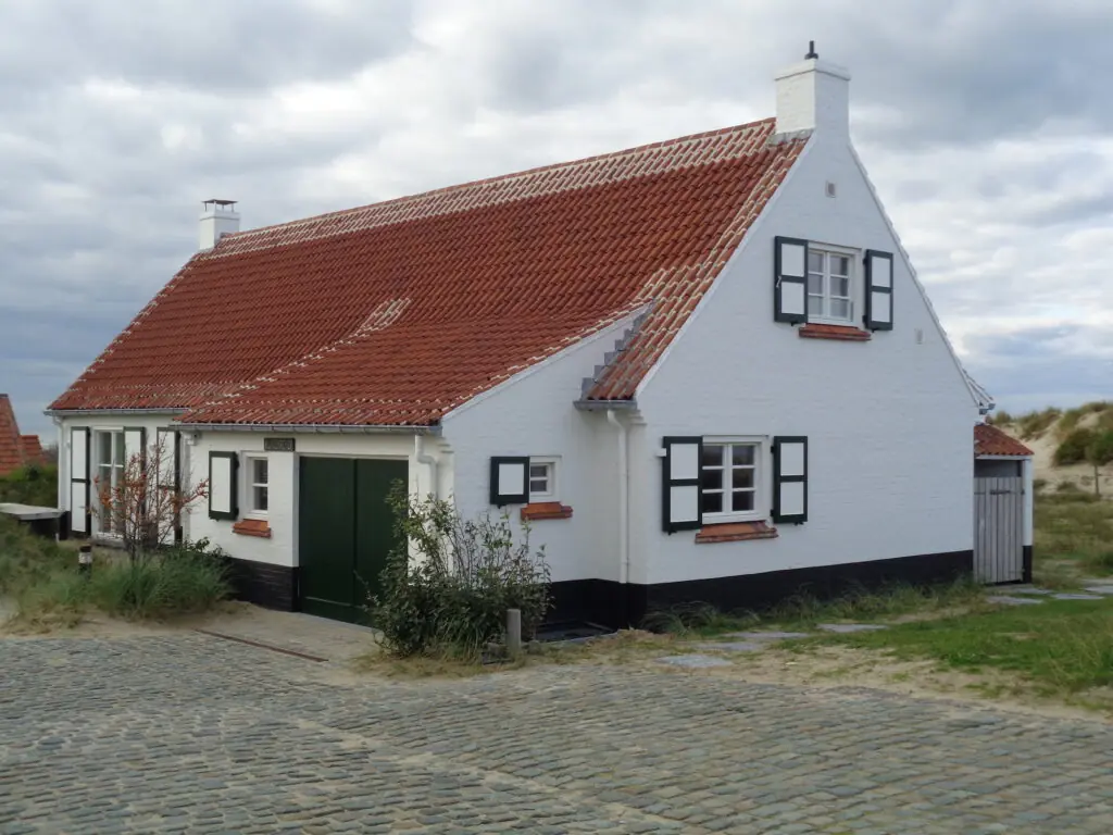 houten-raamluiken-ventinella-vlak-paneel-wit-groen-vissershuisje-de-panne-duinen