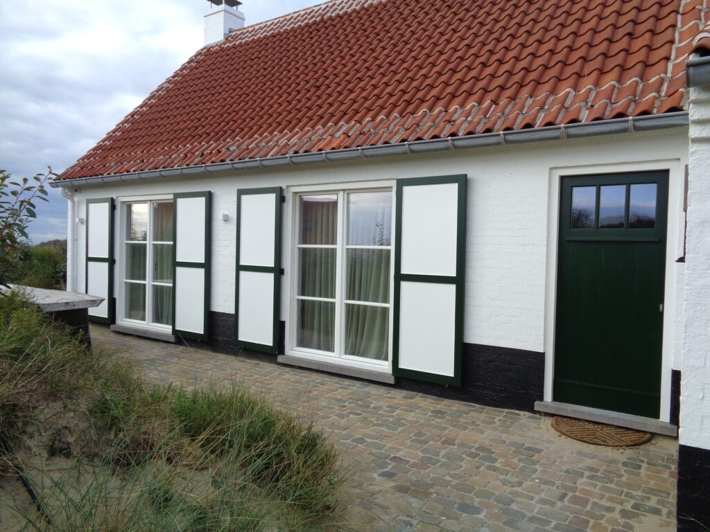 houten-raamluiken-ventinella-vlak-paneel-wit-groen-vissershuisje-living-ramen