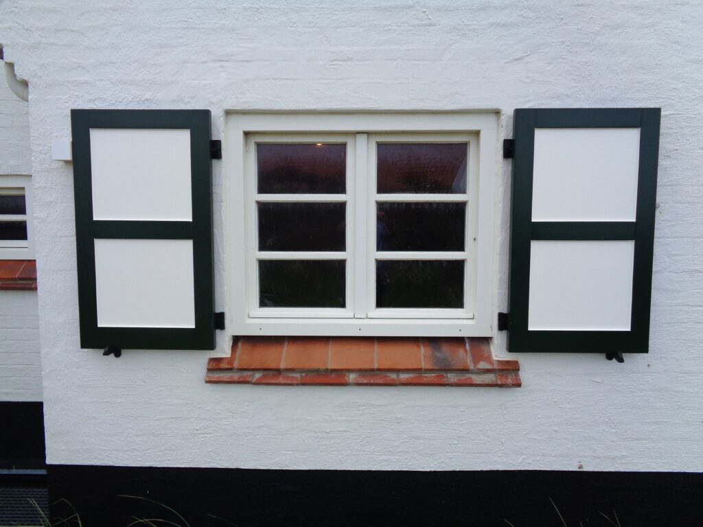 houten-raamluiken-ventinella-vlak-paneel-wit-groen-vissershuisje-vooraanzicht