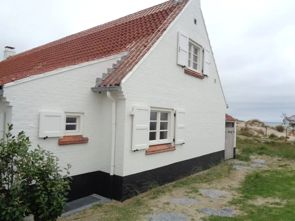 houten-raamluiken-ventinella-vlak-paneel-wit-vissershuisje-de-panne-duinen