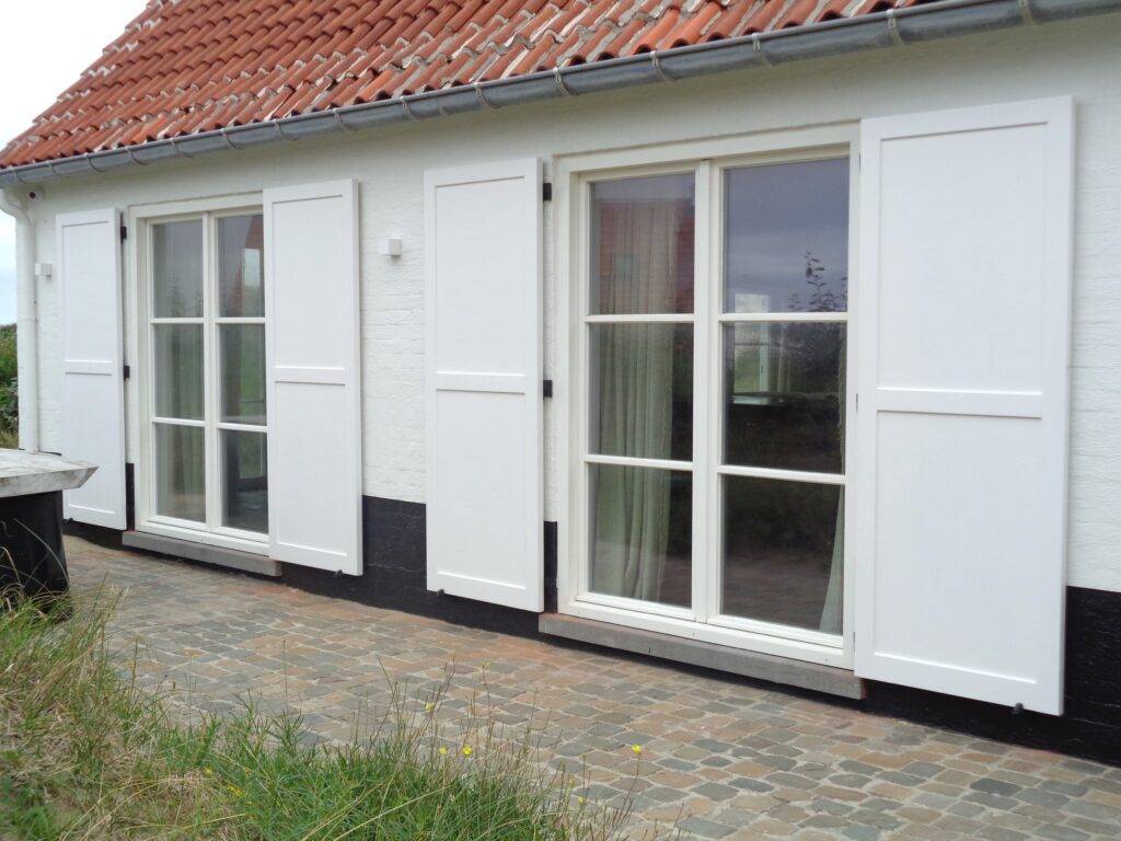 houten-raamluiken-ventinella-vlak-paneel-wit-vissershuisje-living-ramen