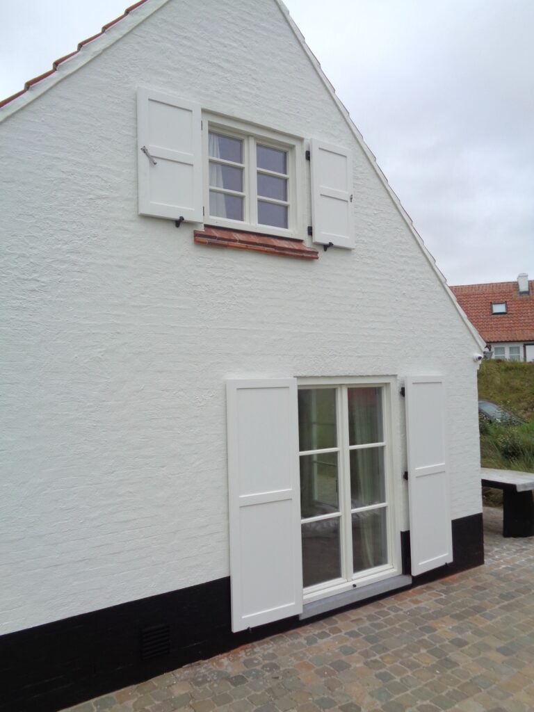 houten-raamluiken-ventinella-vlak-paneel-wit-vissershuisje-zijzicht