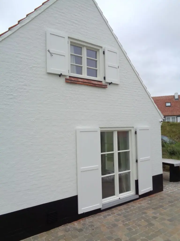 houten-raamluiken-ventinella-vlak-paneel-wit-vissershuisje-zijzicht