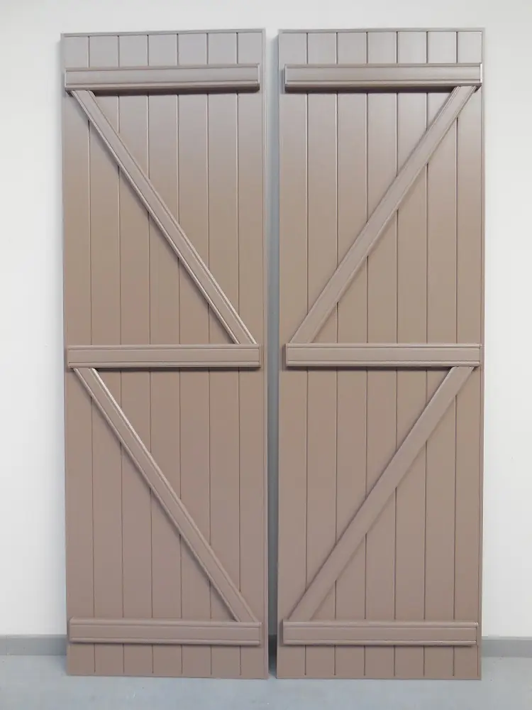 PVC boerenluik met dubbele horizontale en diagonale klampen in beige – productfoto Ventinella