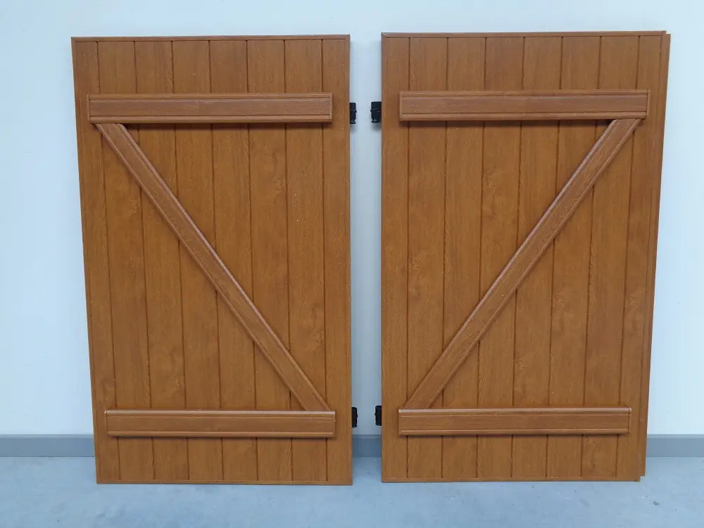 PVC boerenluik met horizontale en diagonale klampen of sierlijsten in houtlook – vooraanzicht, productfoto Ventinella