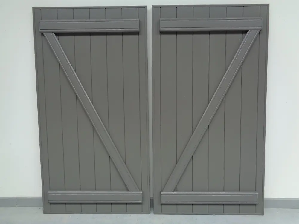 PVC boerenluik met horizontale en diagonale sierlijsten in grijs – vooraanzicht, productfoto Ventinella