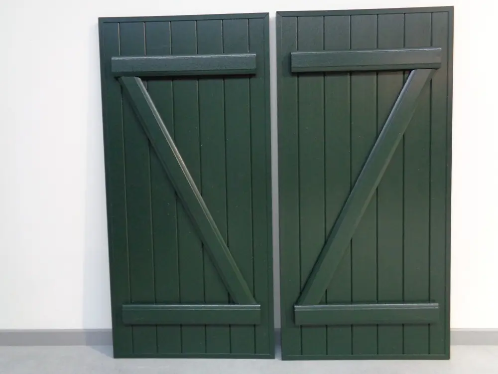 PVC boerenluik met horizontale en diagonale sierlijsten in donker groen– vooraanzicht, productfoto Ventinella