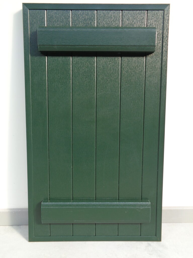 PVC boerenluik met horizontale sierlijsten in groen – vooraanzicht, productfoto Ventinella