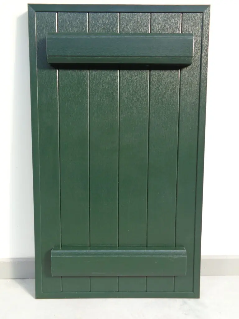 PVC boerenluik met horizontale sierlijsten in groen – vooraanzicht, productfoto Ventinella