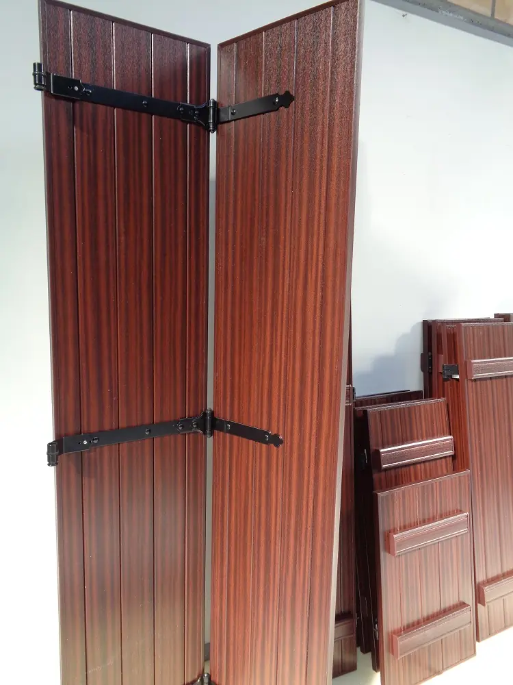 PVC boerenluik met horizontale sierlijsten in houtlook – vouwluik, overzichtsfoto Ventinella